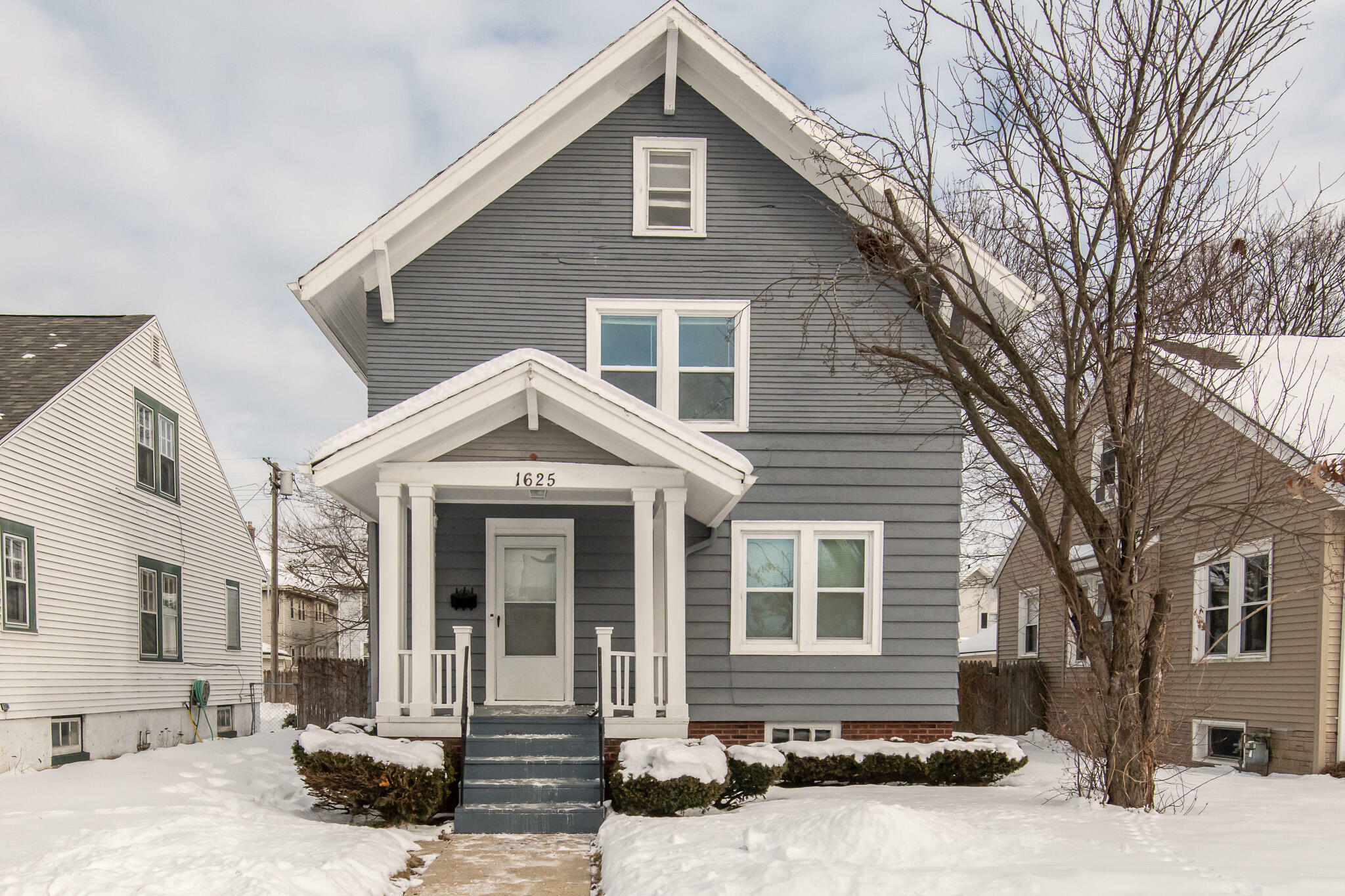 Property Photo: 1625 Flett Ave WI 53405