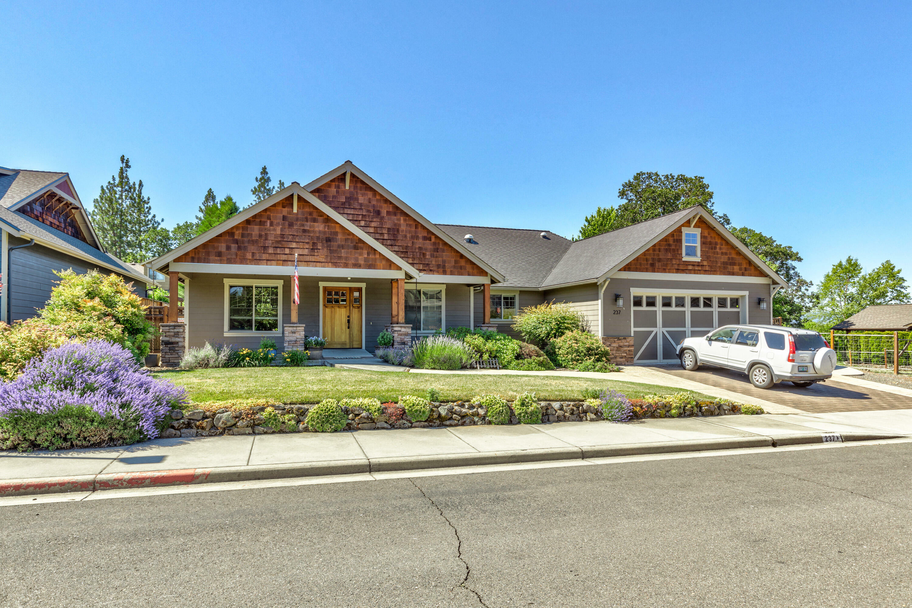 Property Photo: 237 Echo Way OR 97524