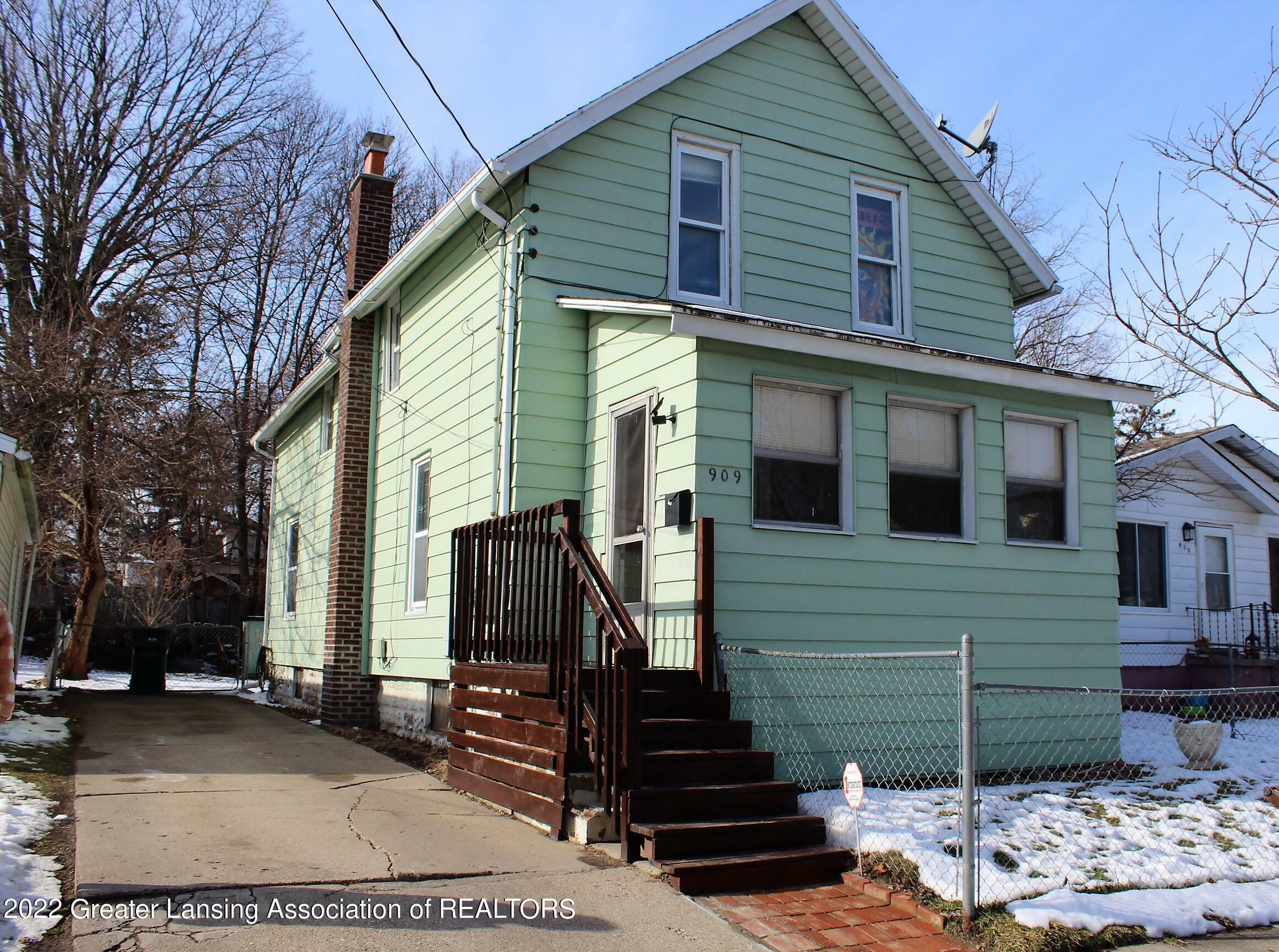 Property Photo:  909 Clayton Street  MI 48915 