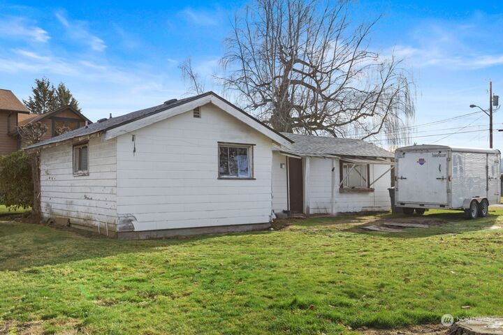 Property Photo: 927 6th Avenue SW WA 98371