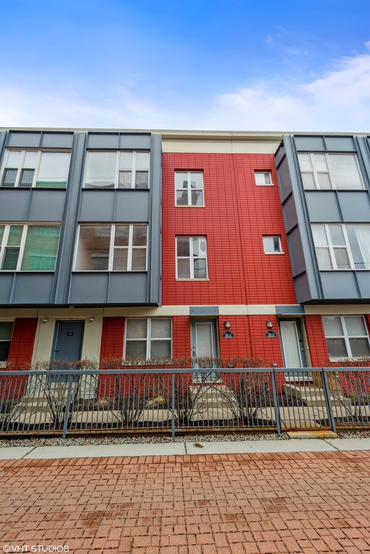 Property Photo: 26 S Aberdeen Street 1 IL 60607