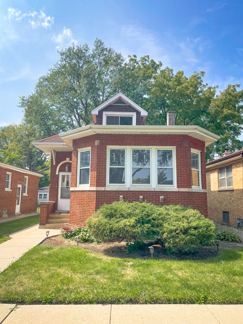 Property Photo: 800 Manchester Avenue IL 60154