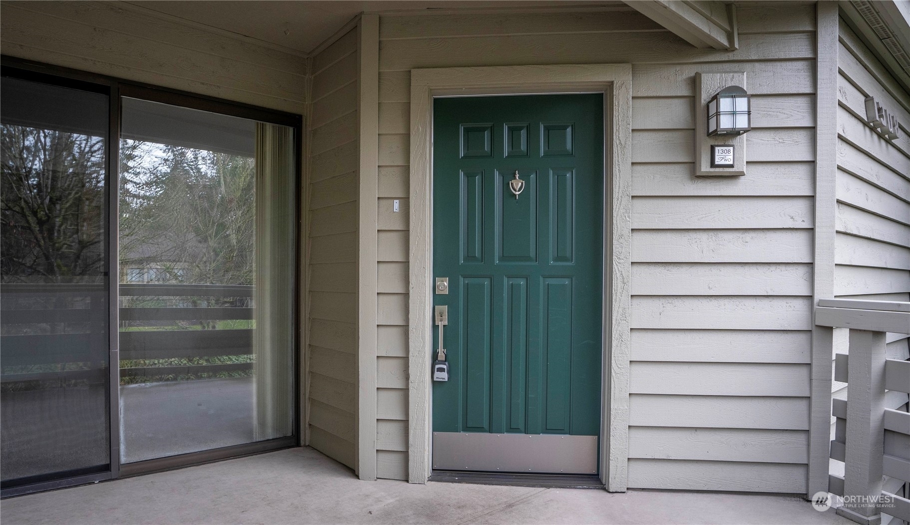 Property Photo:  1308 Bellevue Way NE 2  WA 98004 