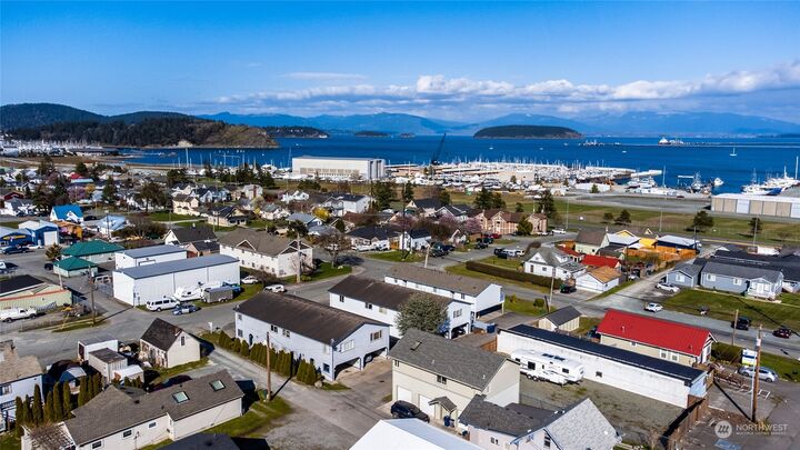 Property Photo:  907 27th Street 2  WA 98221 