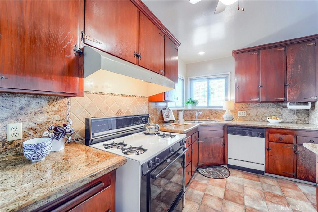 Property Photo: 10708 S 5th Avenue CA 90303