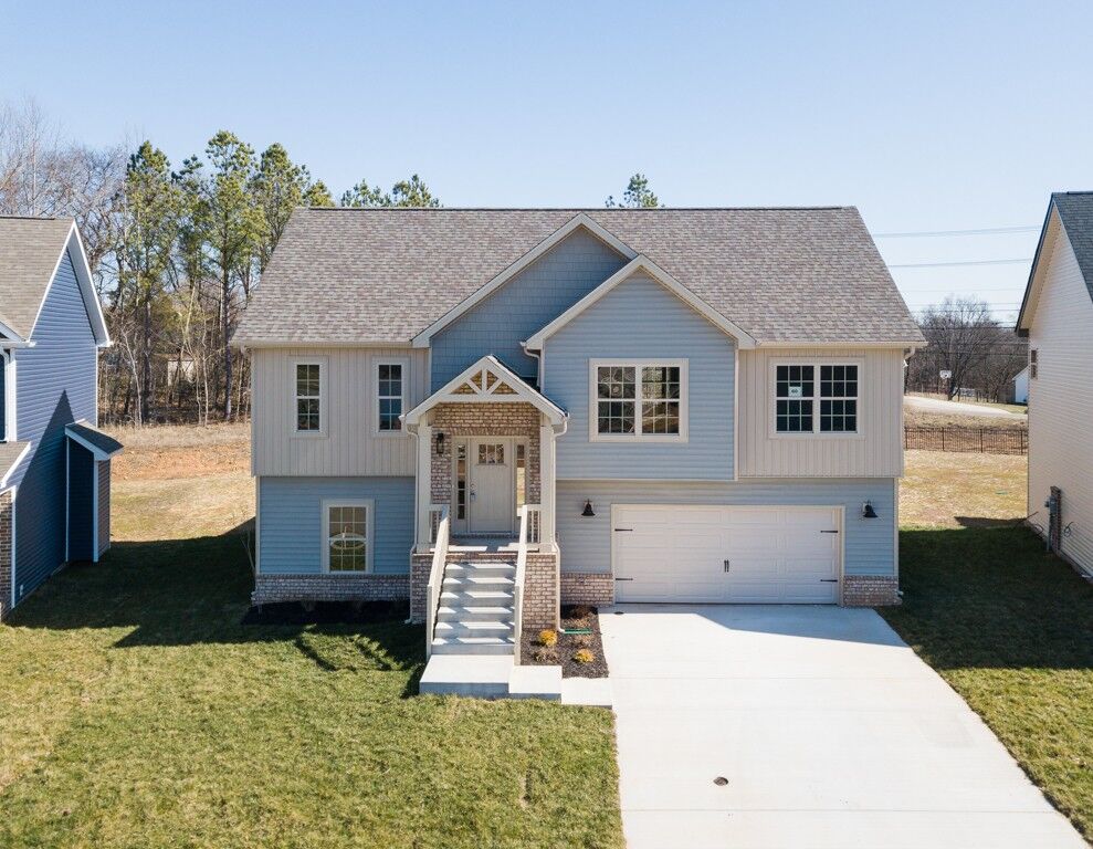 Property Photo: 894 Limestone Way TN 37043