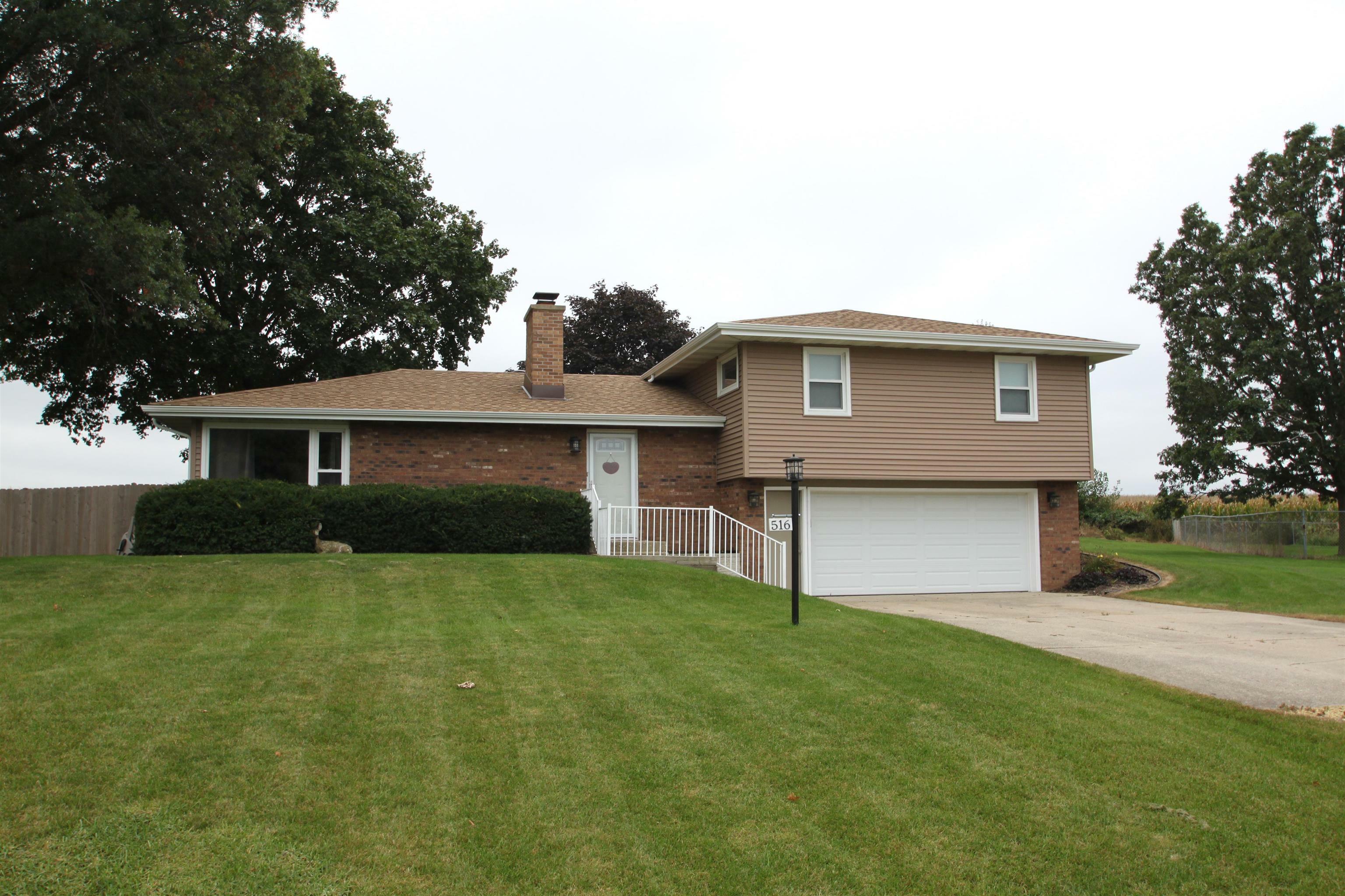 Property Photo:  516 W McDamyn Circle  IL 61088 