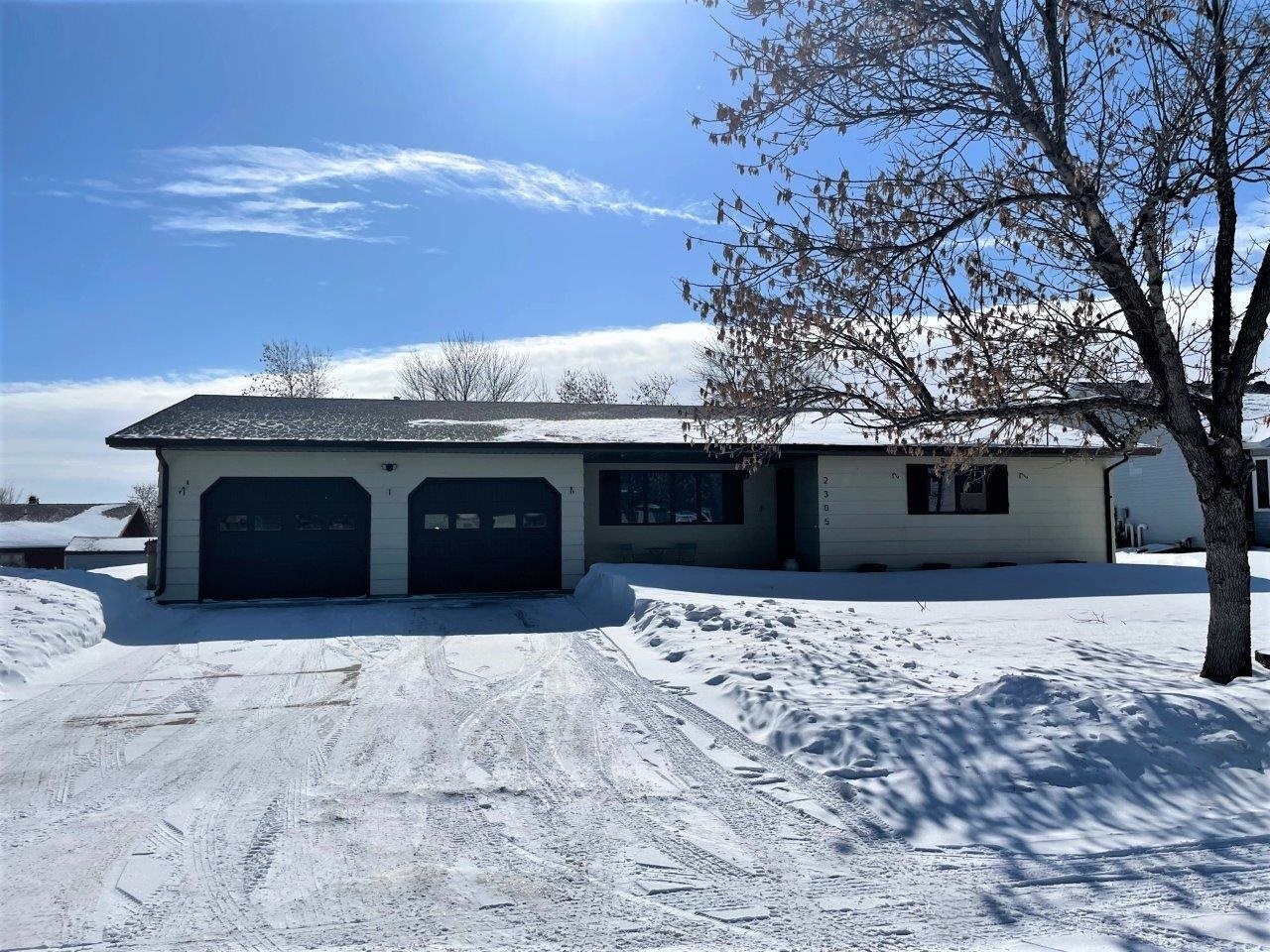 Property Photo: 2305 Crescent Dr NW ND 58703