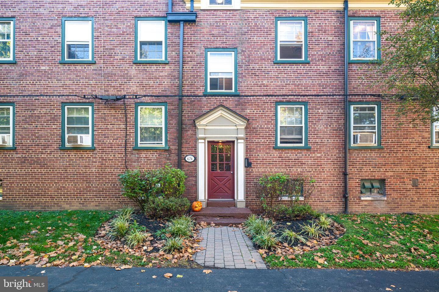 Property Photo:  674 Franklin Place  PA 19123 