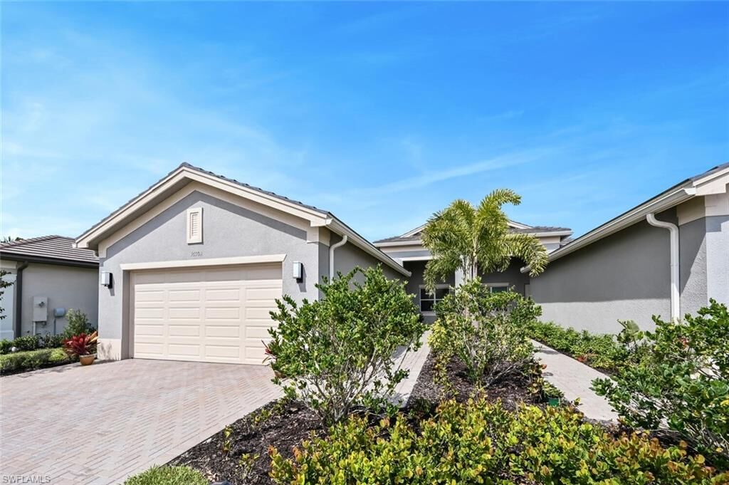 Property Photo: 16502 Orinda Way FL 34135