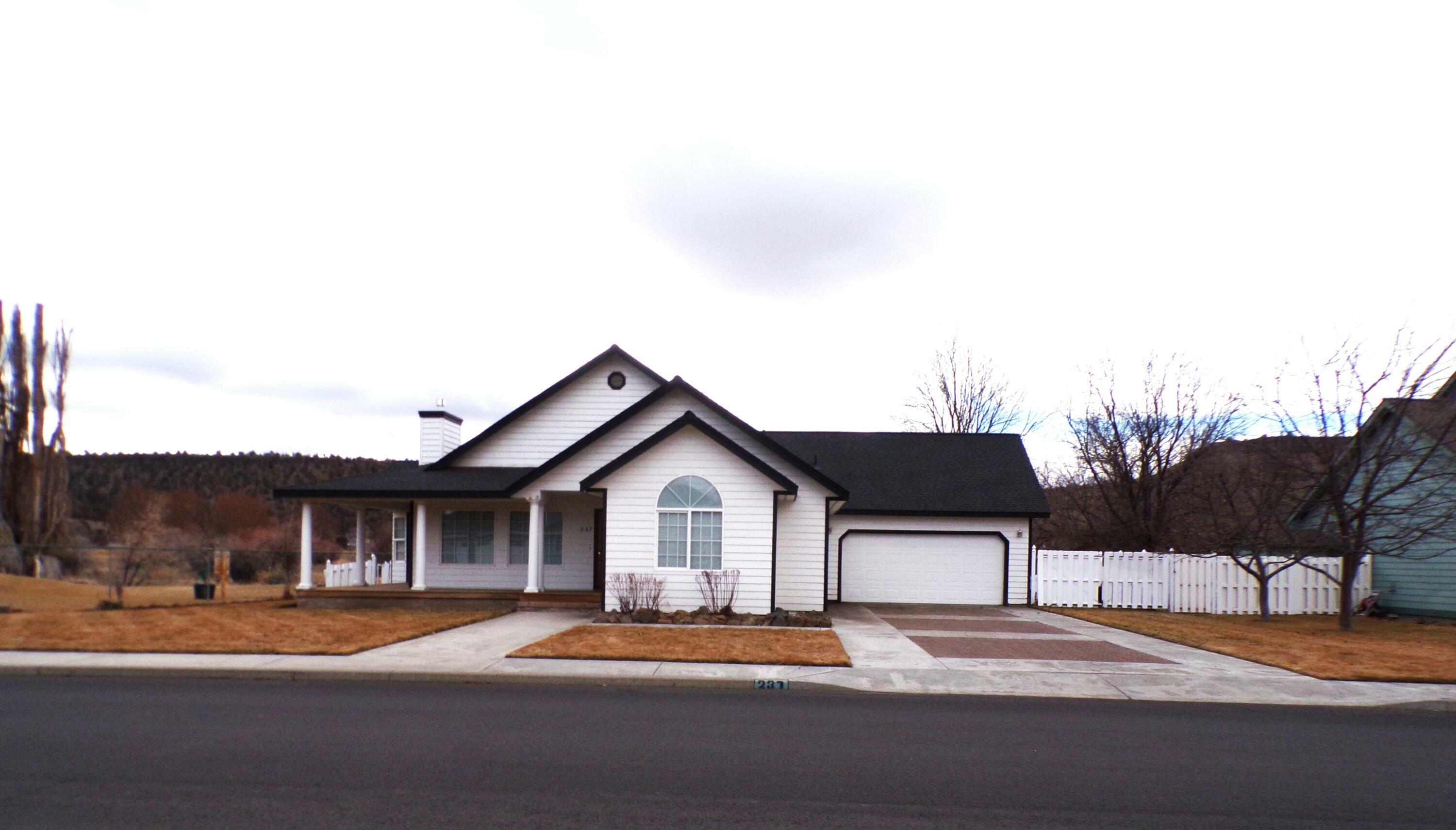 Property Photo:  237 SW Meadow Lakes Drive  OR 97754 