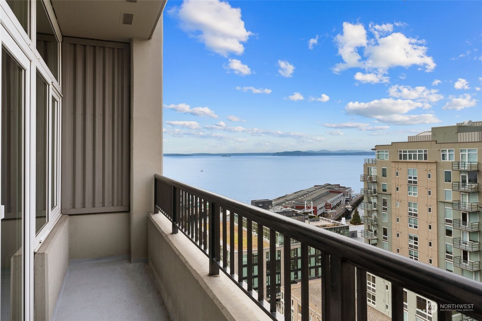 Property Photo:  2717 Western Avenue 9008  WA 98121 