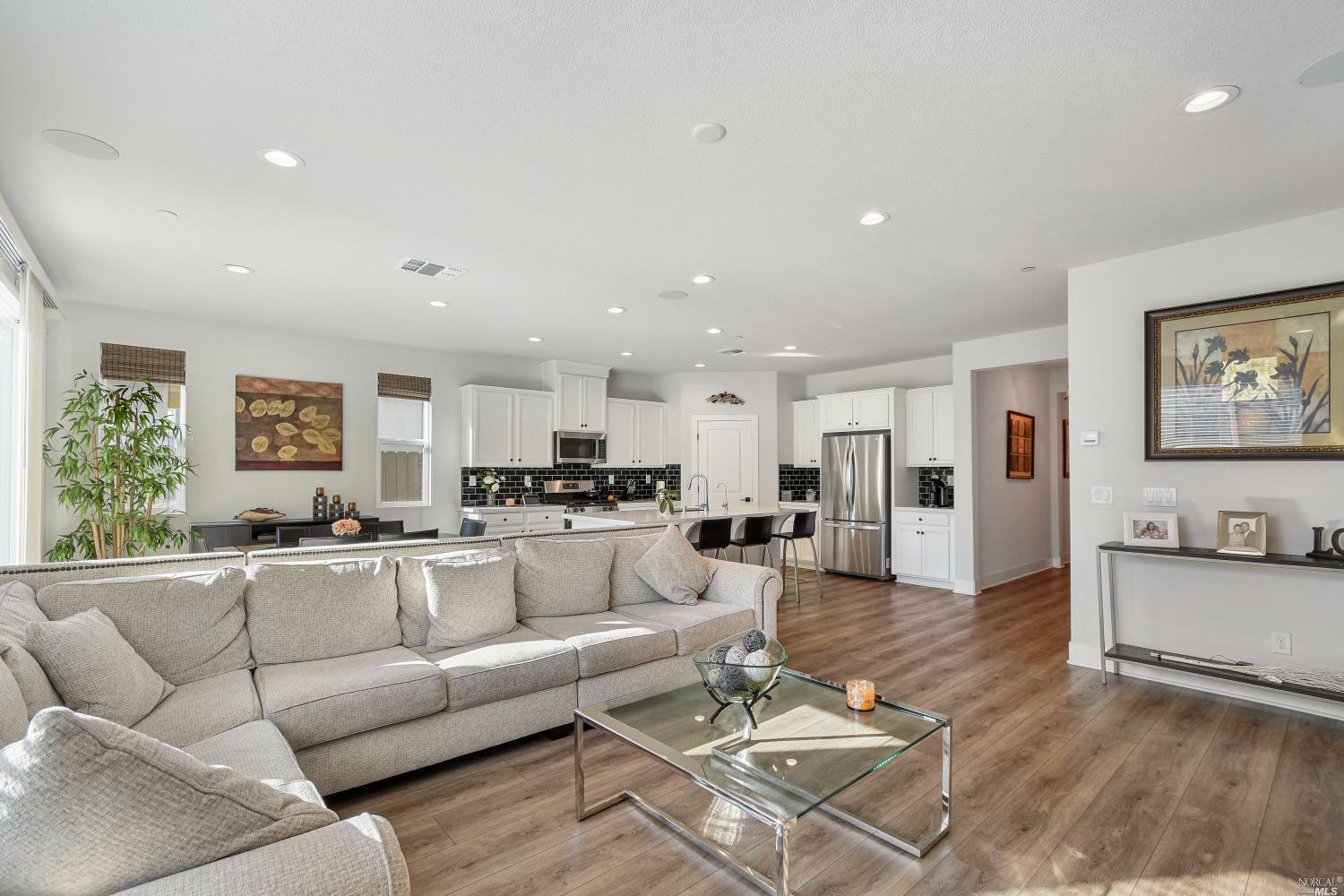 Property Photo:  913 Bergenia Street  CA 95687 