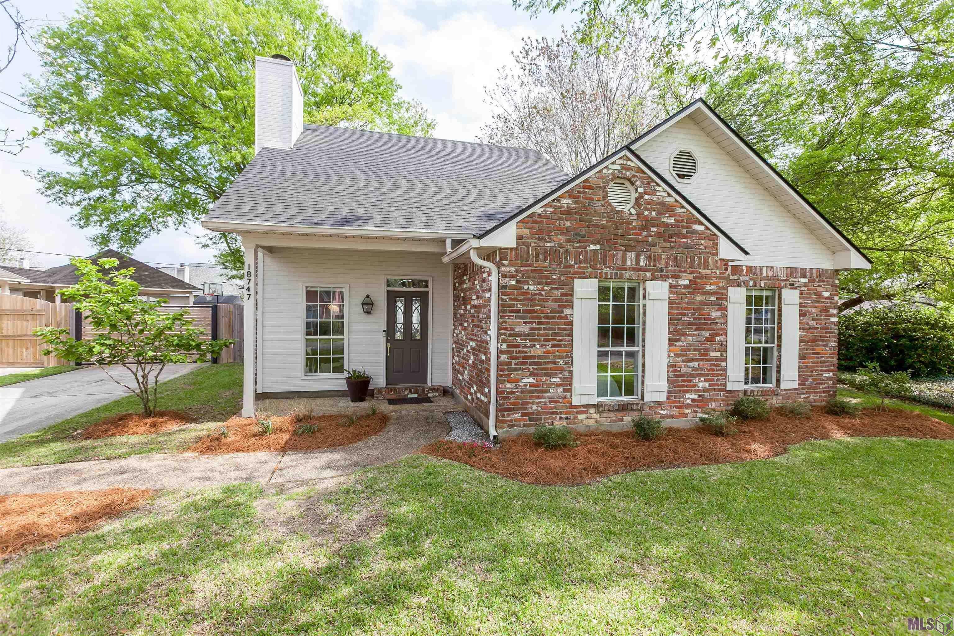 Property Photo: 18747 Garden Oaks Dr LA 70817