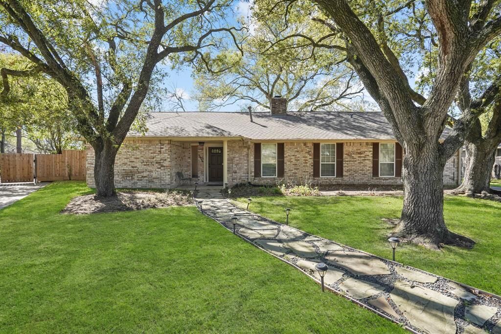 Property Photo: 11114 Ashcroft Drive TX 77096