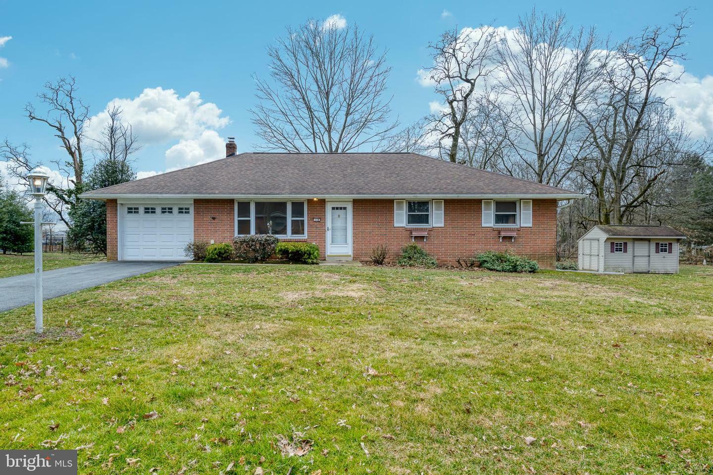 Property Photo:  118 Mayfield Drive  PA 17543 