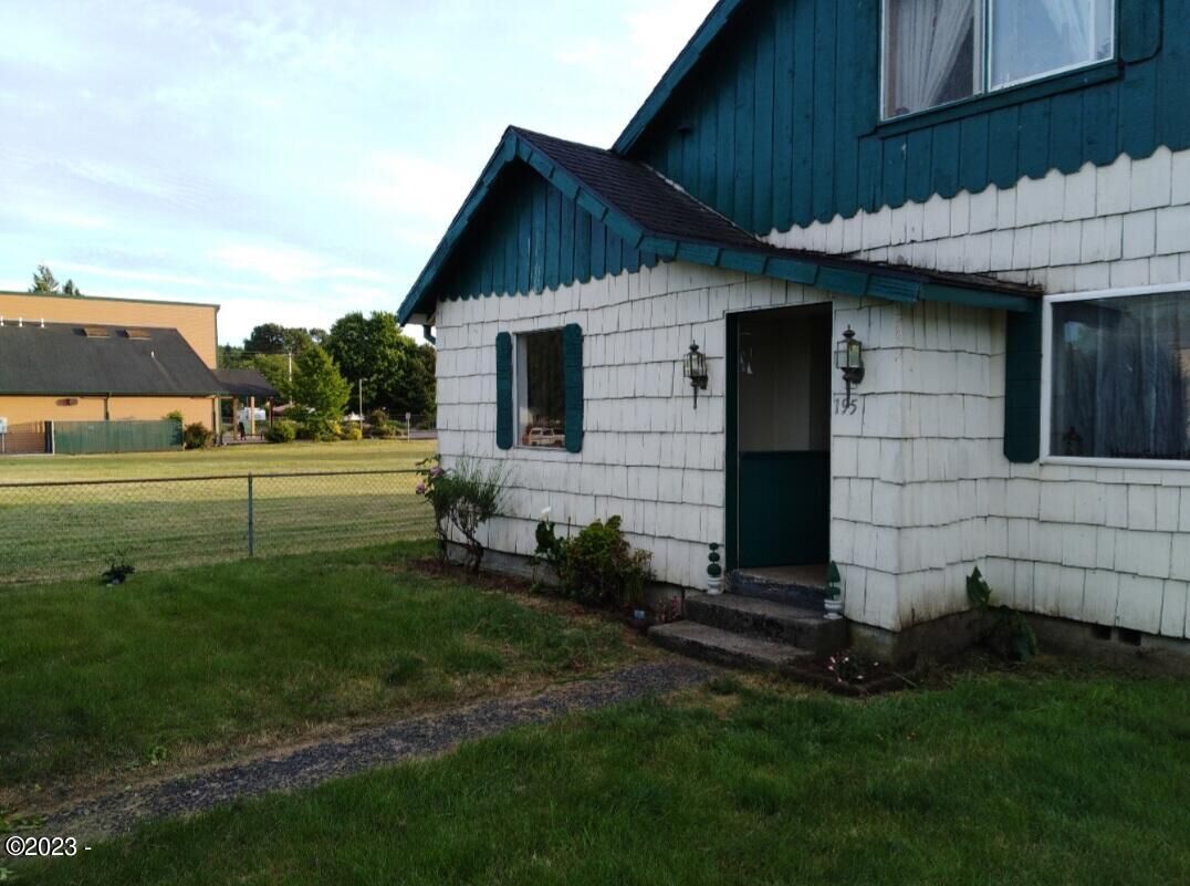 Property Photo: 175 & 195 N Gaither Street OR 97380