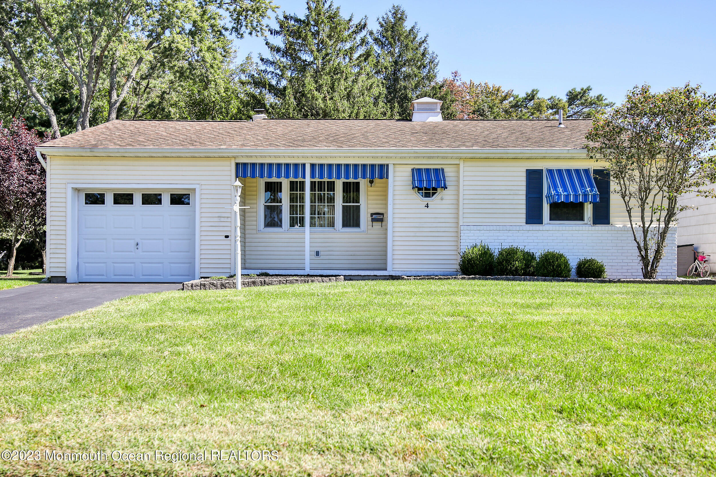 Property Photo:  4 Woodbury Court  NJ 08721 