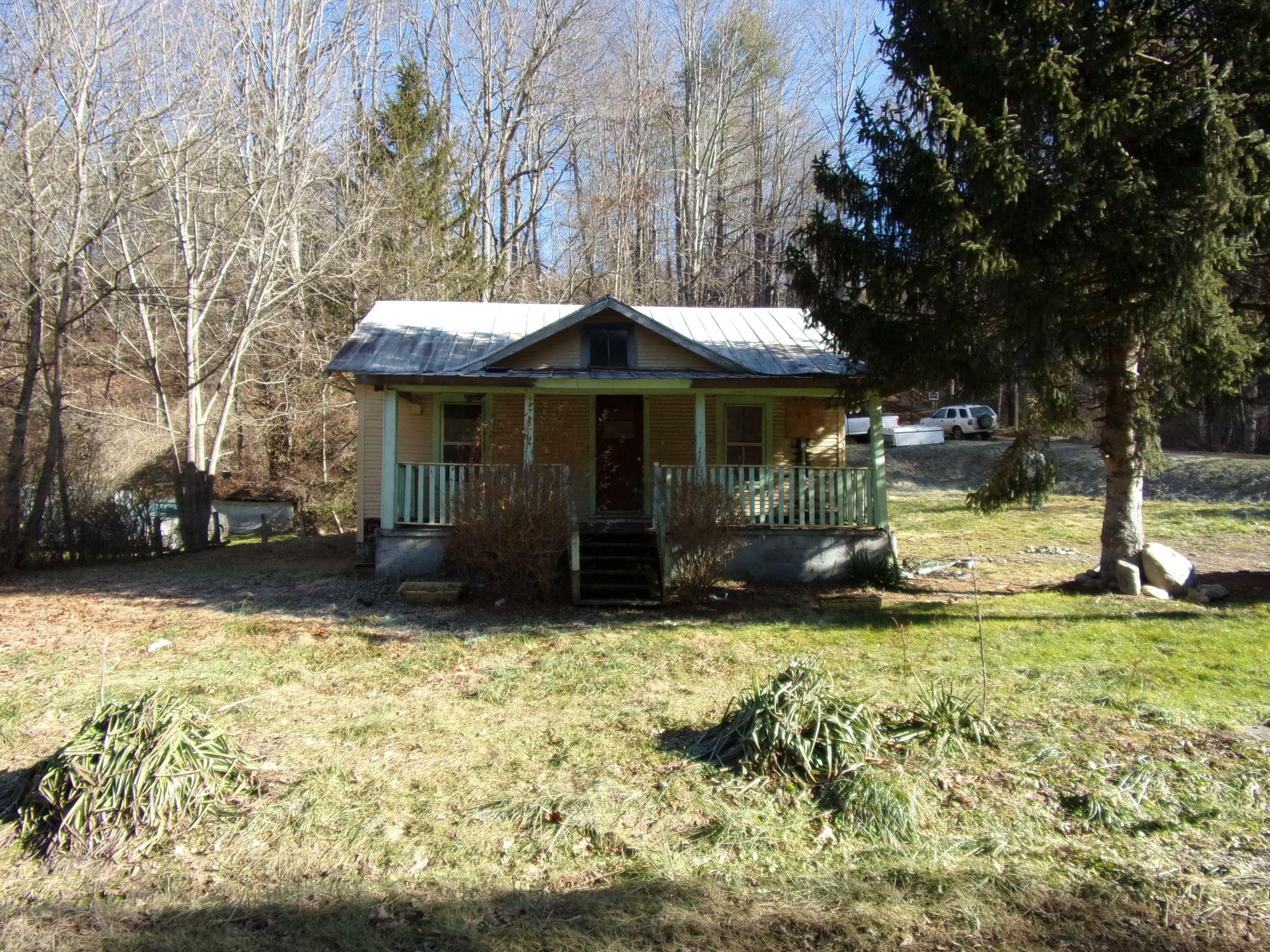 203 Hampton Creek Rd  Roan Mountain TN 37687 photo