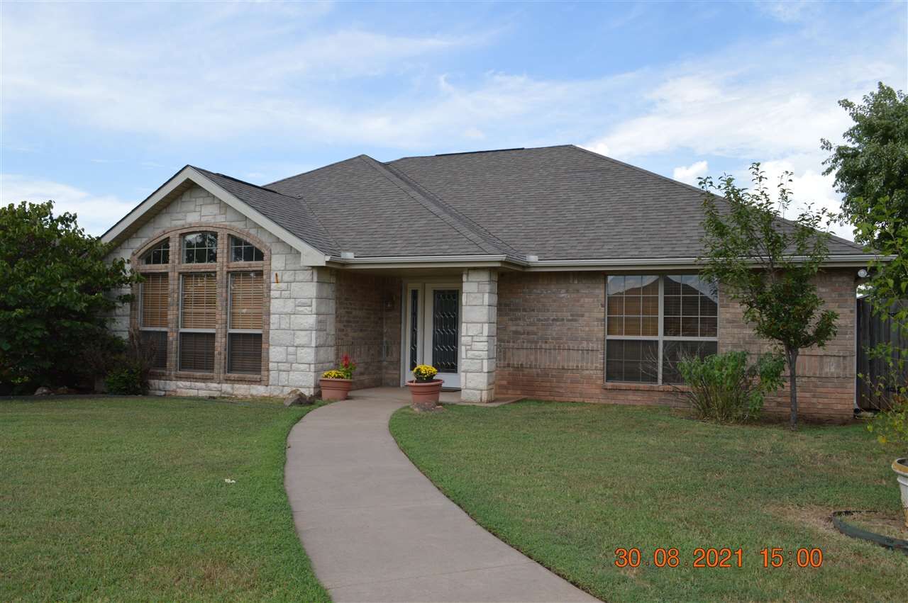 Property Photo: 1116 E Hanson Street OK 74075