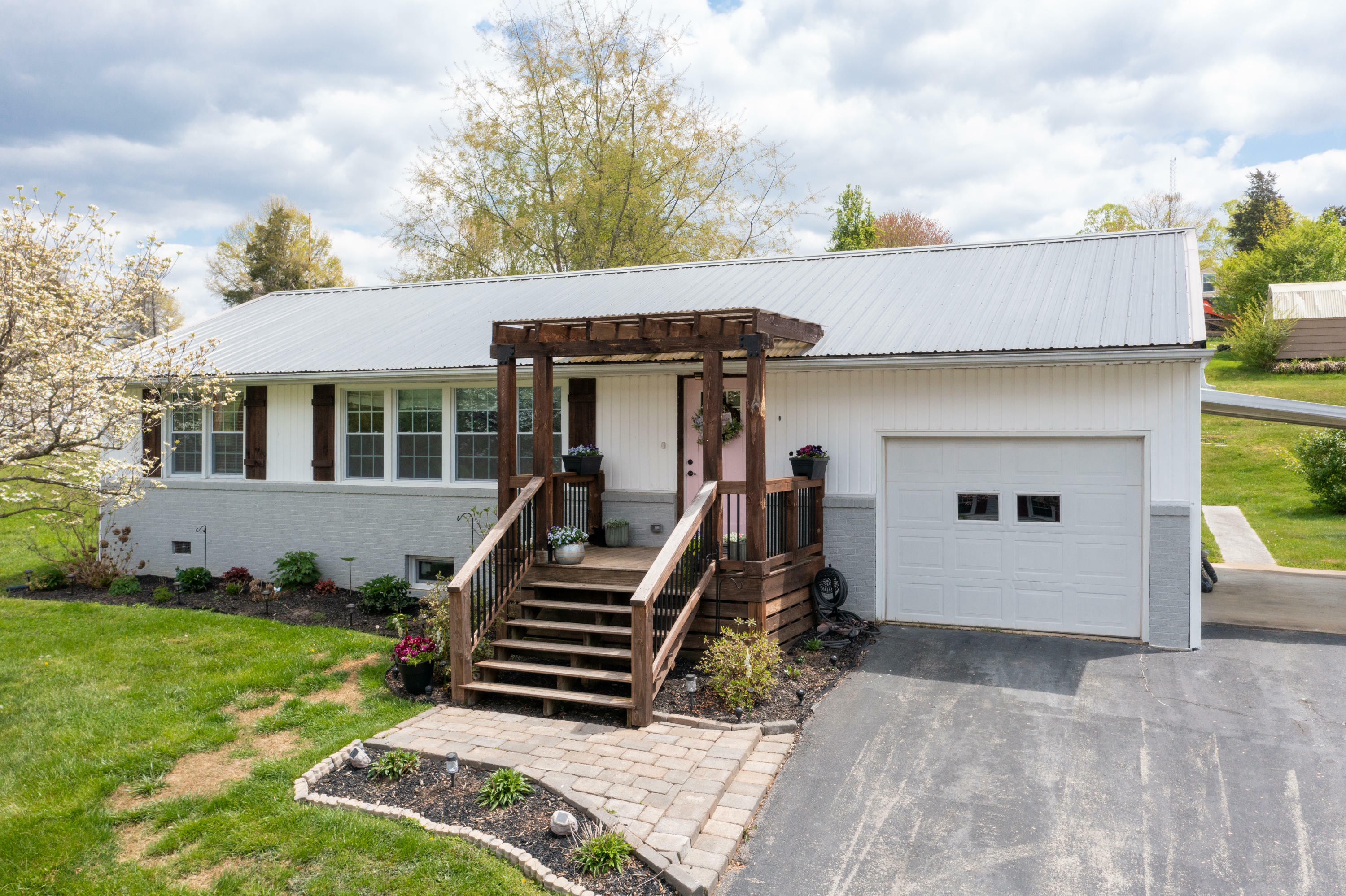 Property Photo:  308 Elmhurst Drive  TN 37663 