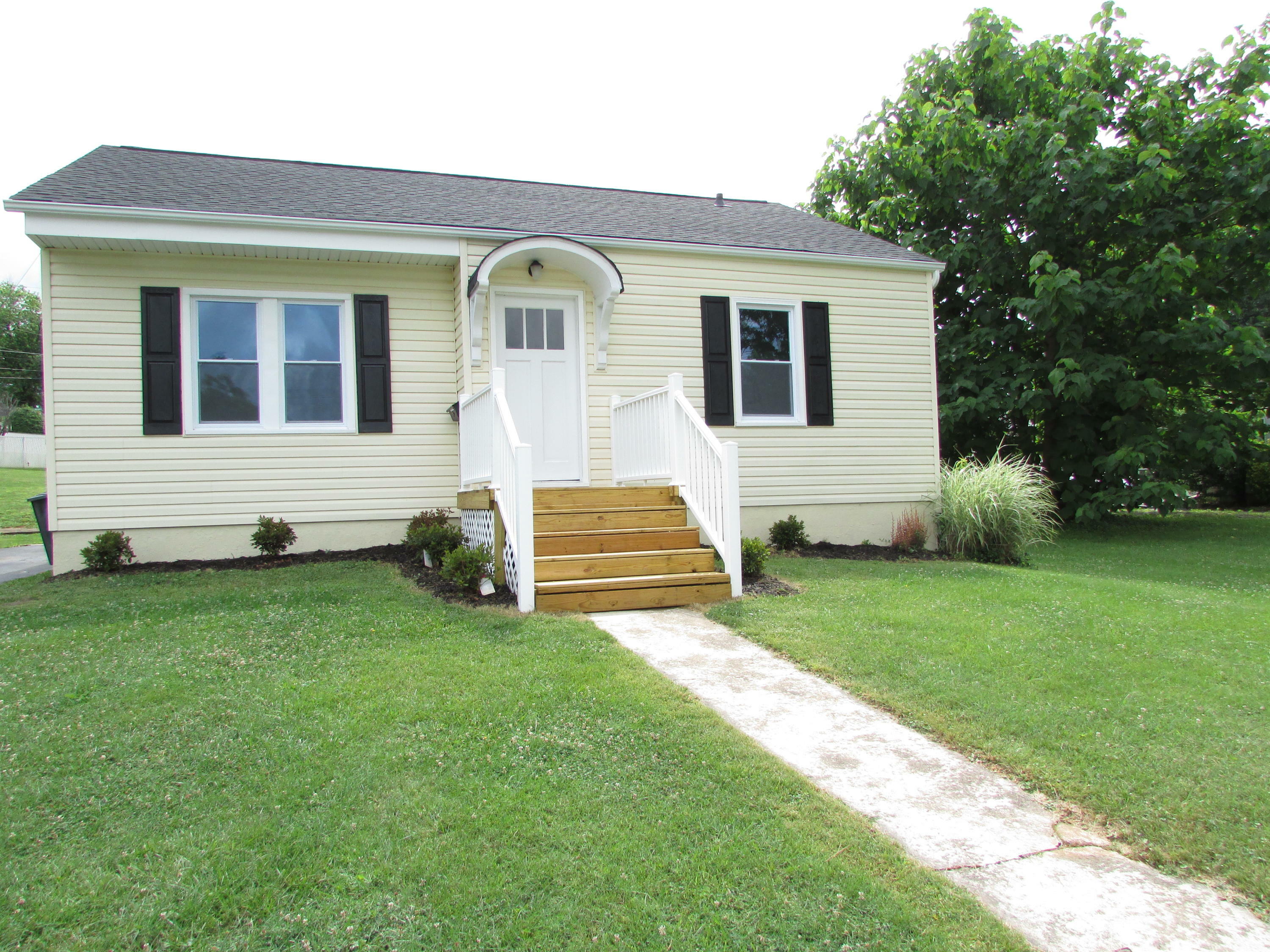 Property Photo:  914 Dejarnette Street  TN 37643 