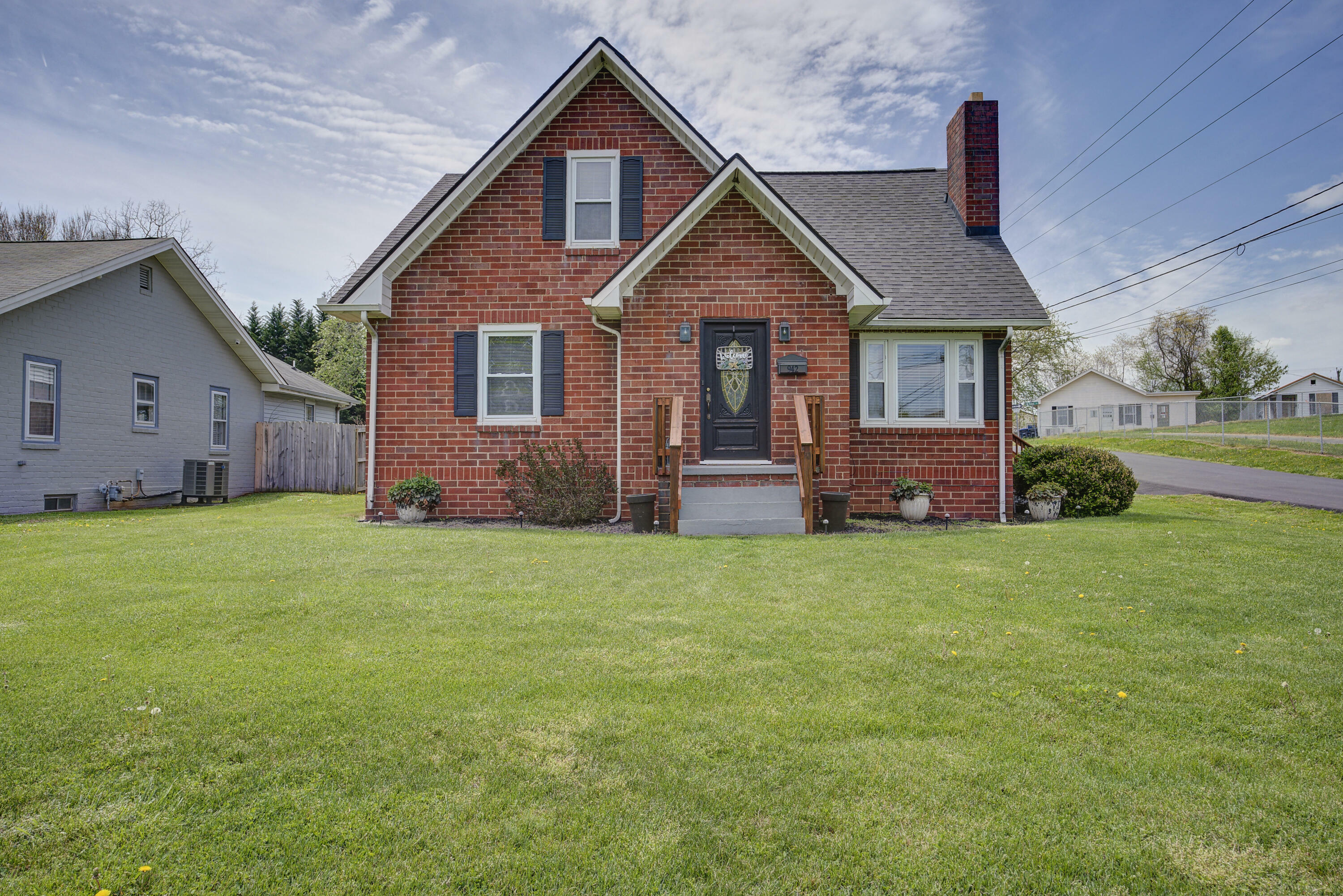 Property Photo:  942 Walnut Avenue  TN 37660 