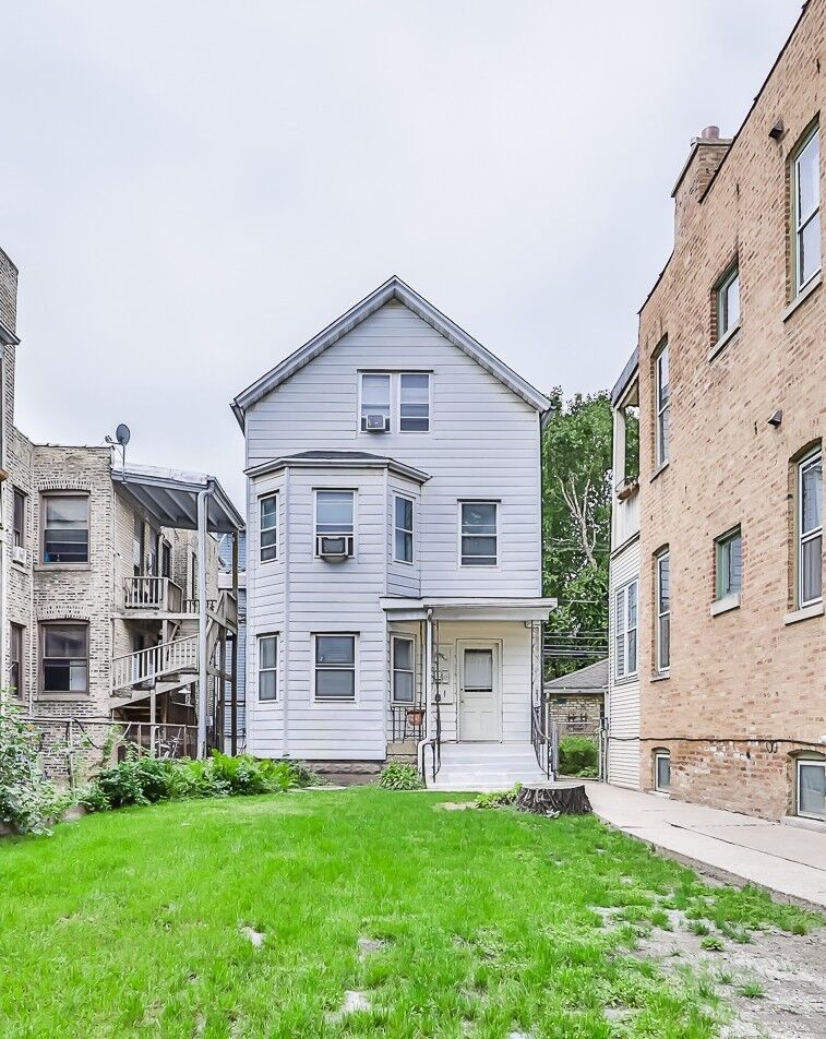Property Photo:  3238 N Southport Avenue 2  IL 60657 