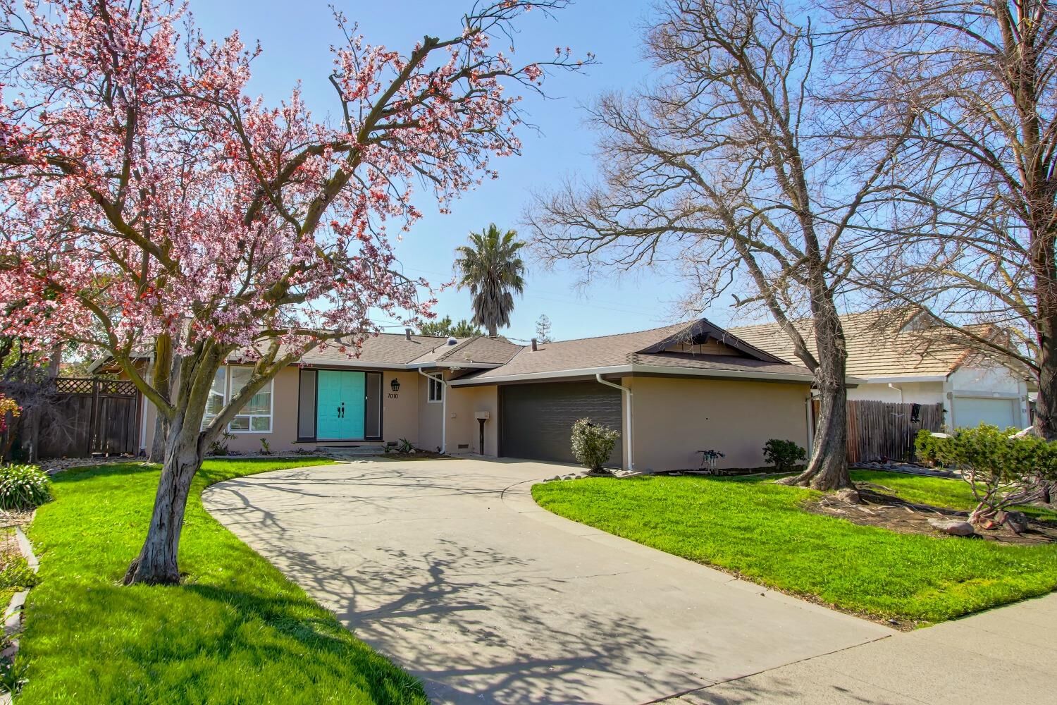 Property Photo: 7010 Flamingo Way CA 95828
