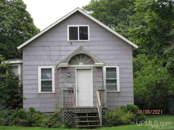 605 S 9th St  Escanaba MI 49829 photo