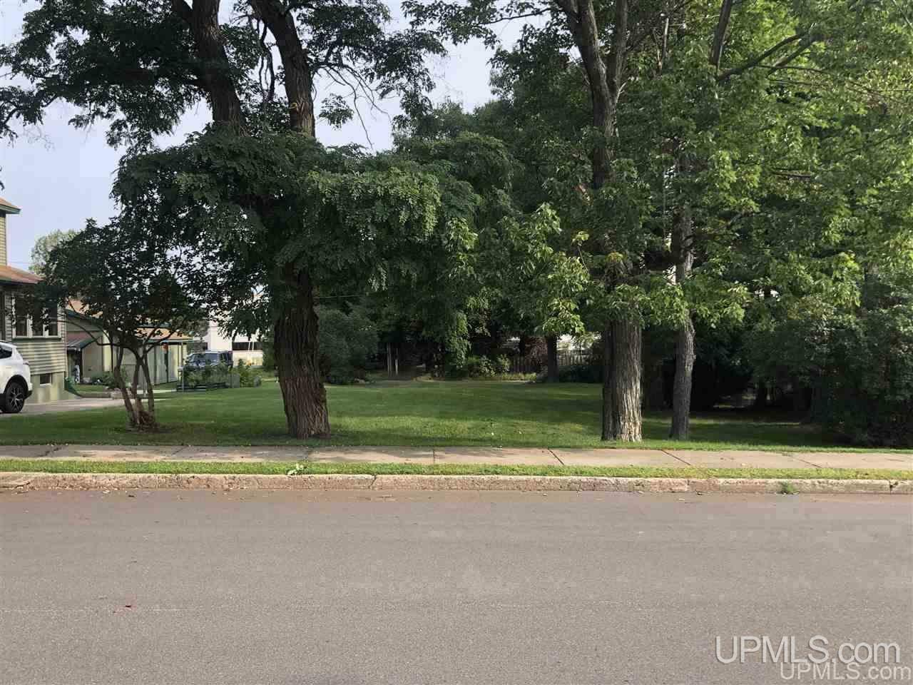 Property Photo:  406 W Park St  MI 49855 