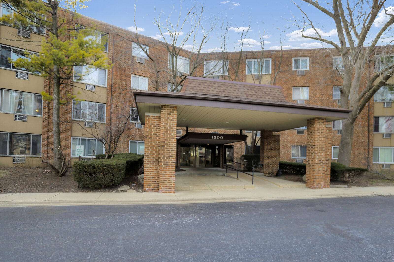 Property Photo:  1500 Robin Circle 106  IL 60169 