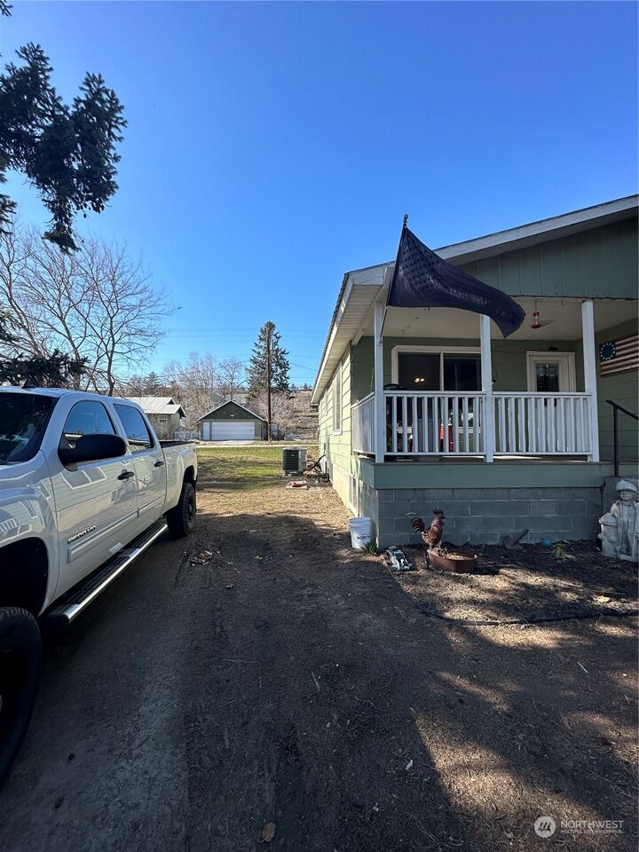 Property Photo: 429 N 2nd Avenue WA 98840