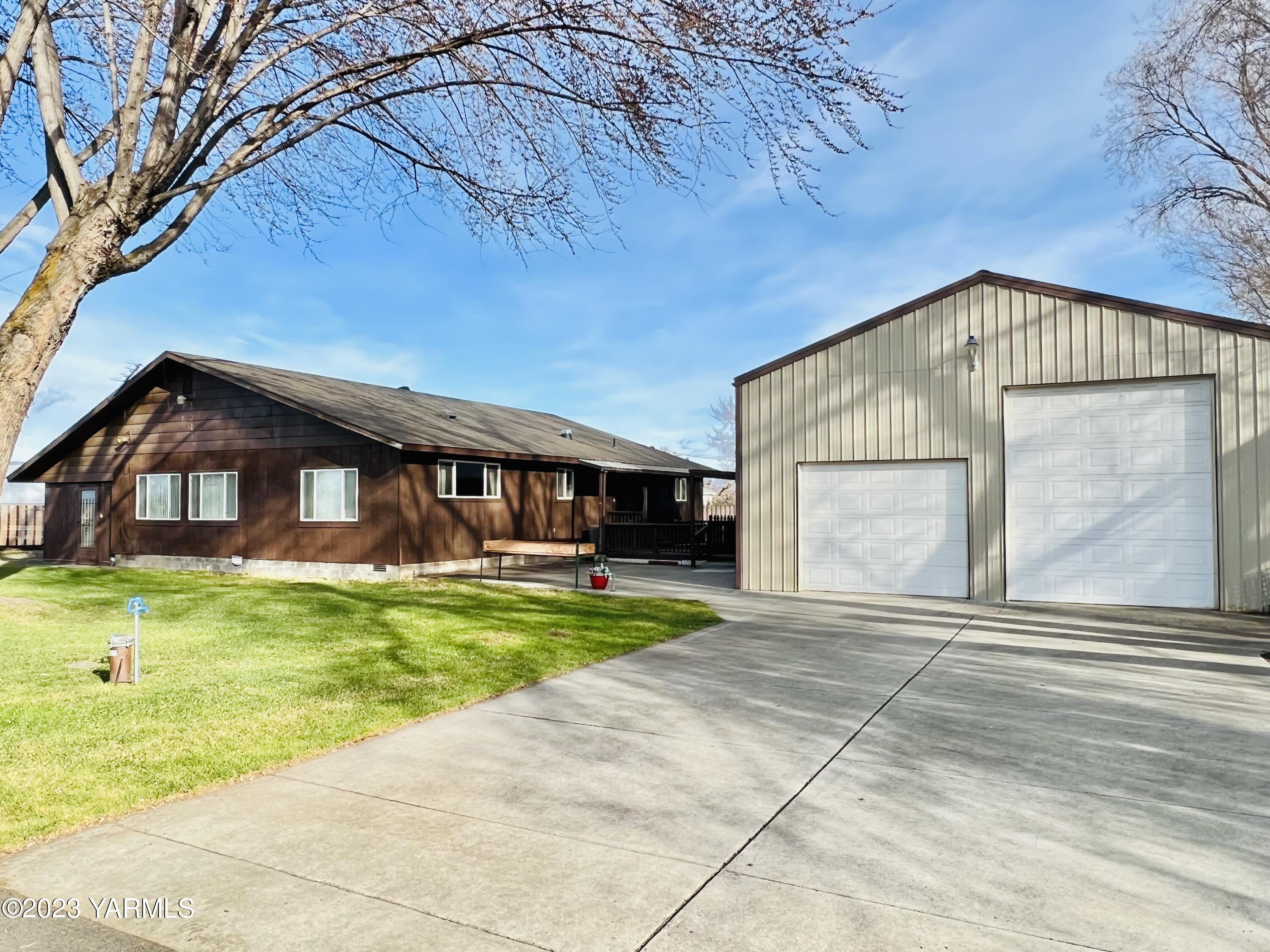 Property Photo:  211 North St  WA 98951 
