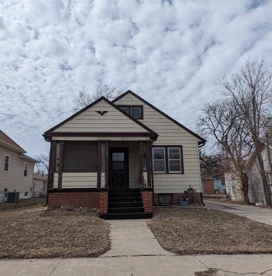 Property Photo: 306 S 9th St NE 68701