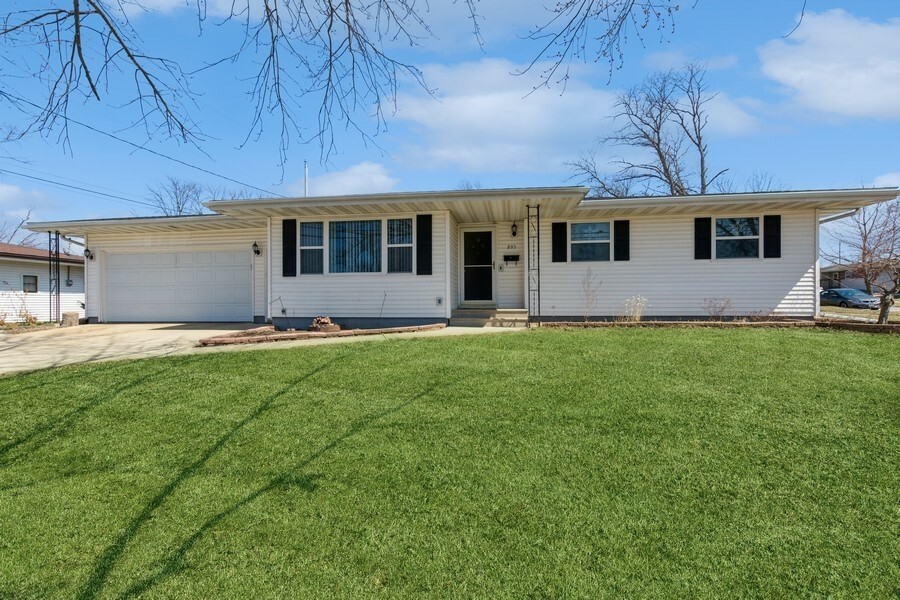 Property Photo:  895 S 15th  IA 52302 