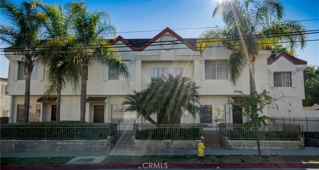 Property Photo:  856 W Beach Avenue 18  CA 90302 