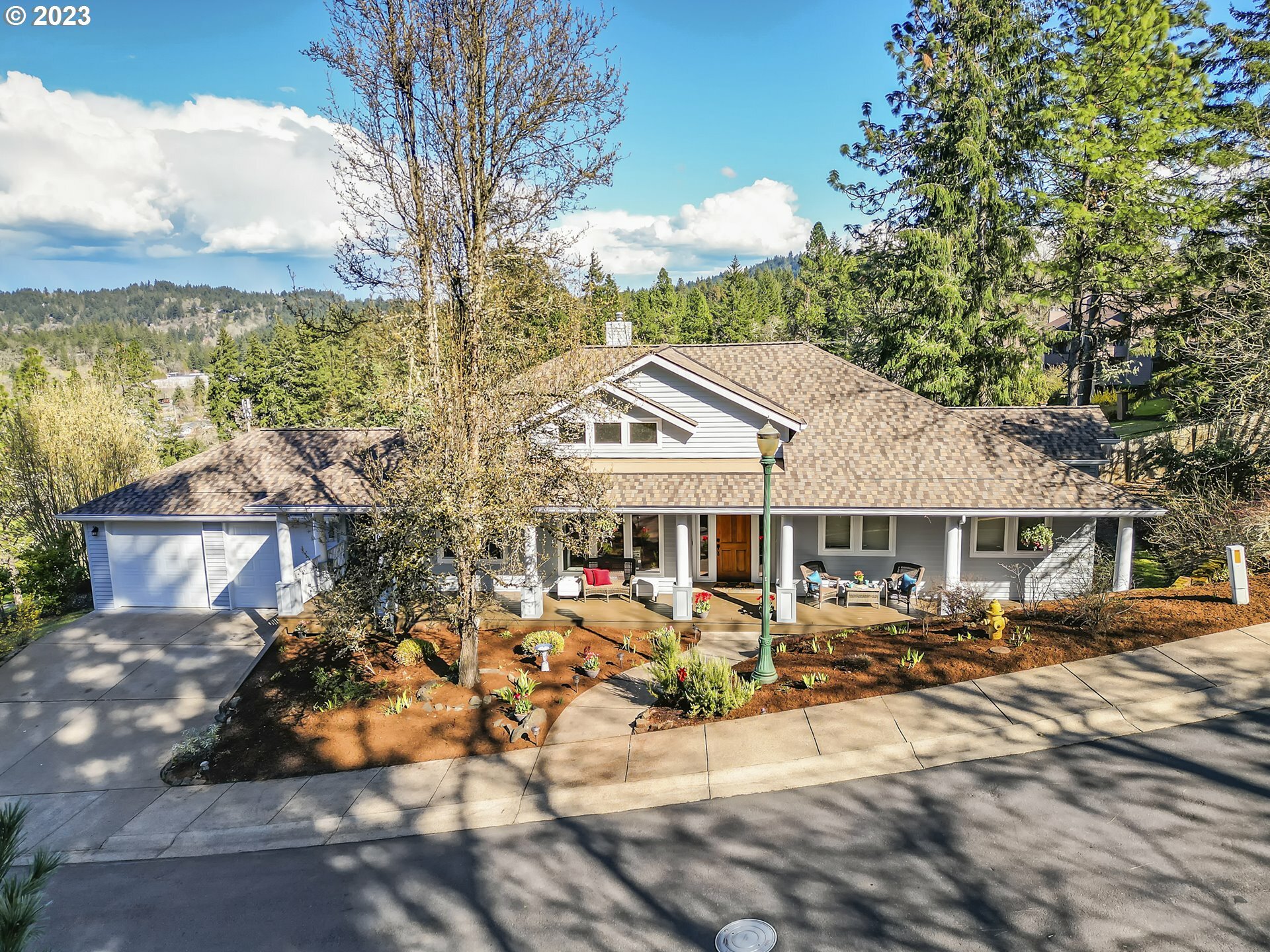 Property Photo:  115 Rockridge Loop  OR 97405 