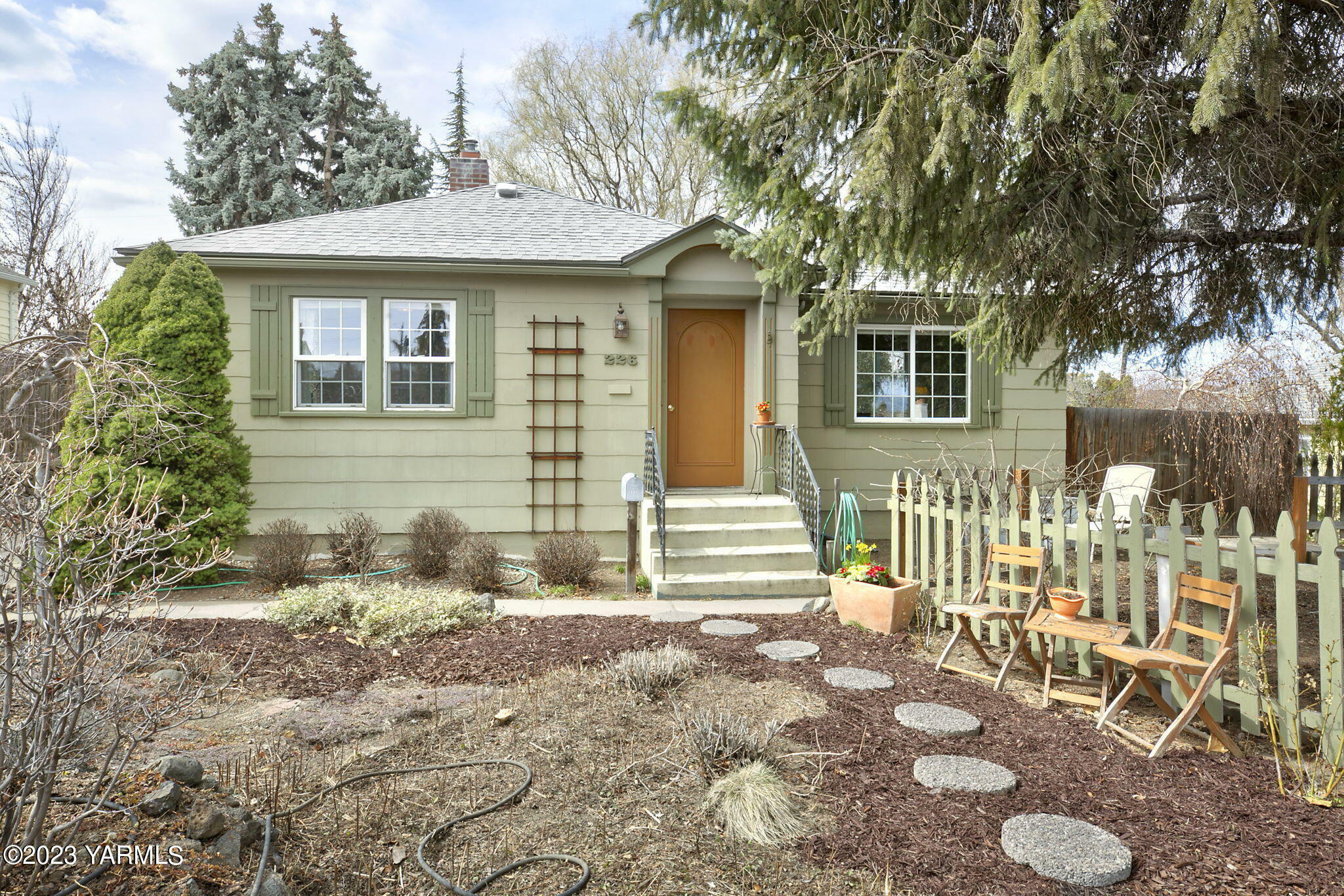 Property Photo:  226 N 27th Ave  WA 98902 