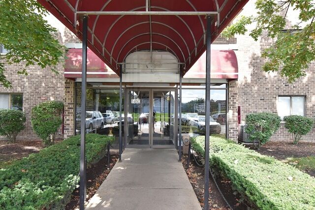 Property Photo: 1460 Fairlane Drive 324 IL 60193