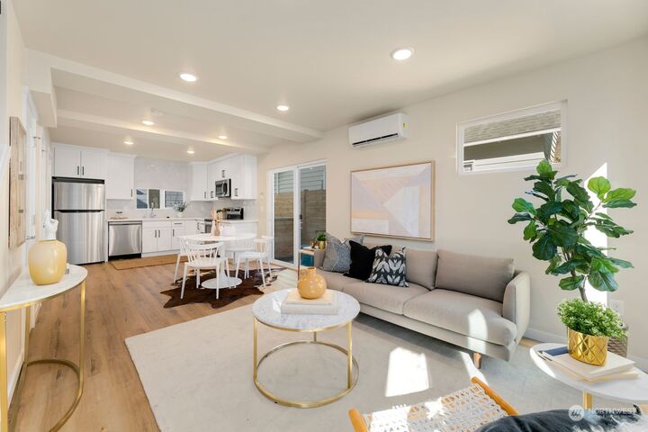 Property Photo:  1044 S Donovan Street  WA 98108