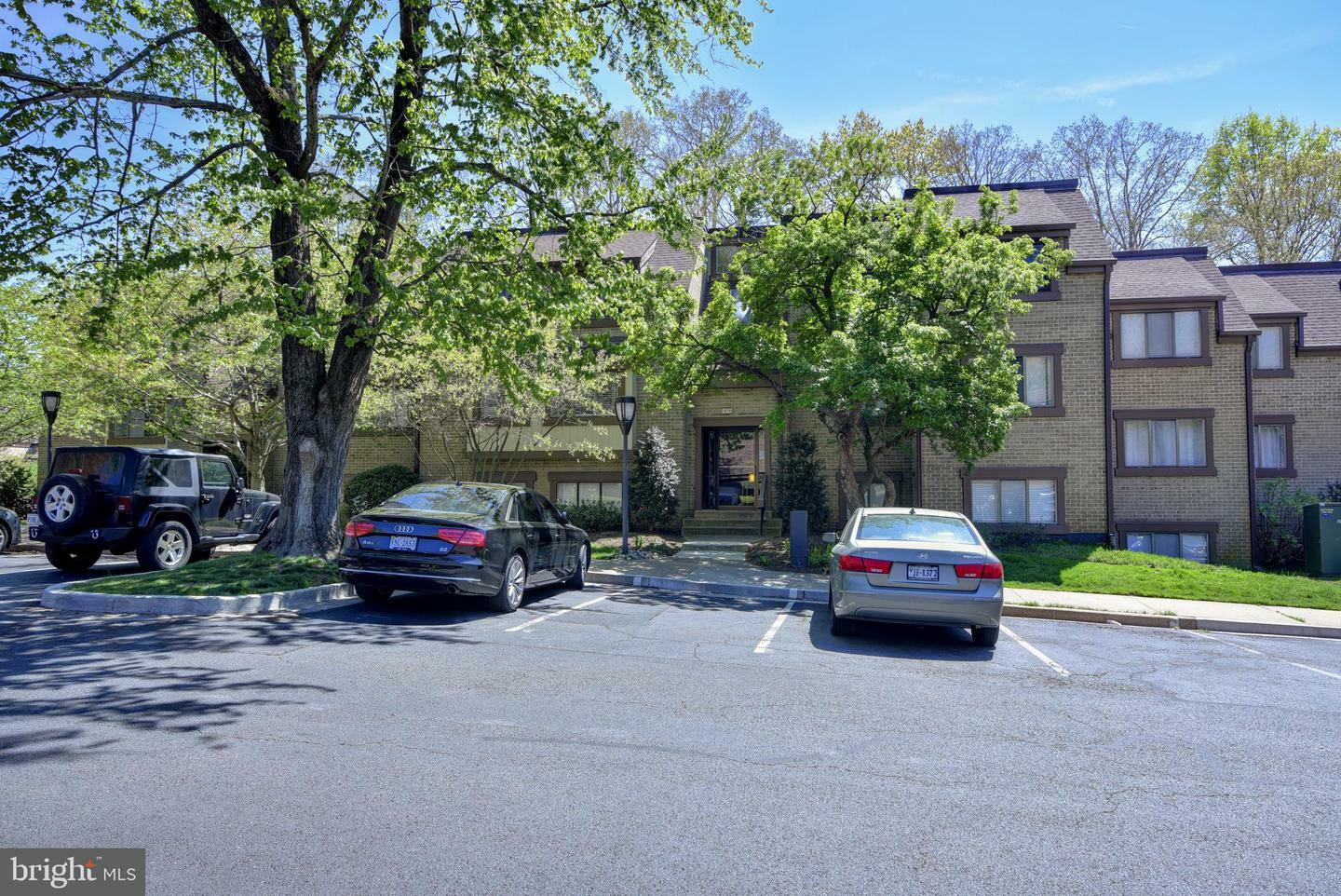 Property Photo:  1670 Parkcrest Circle 3B/301  VA 20190 