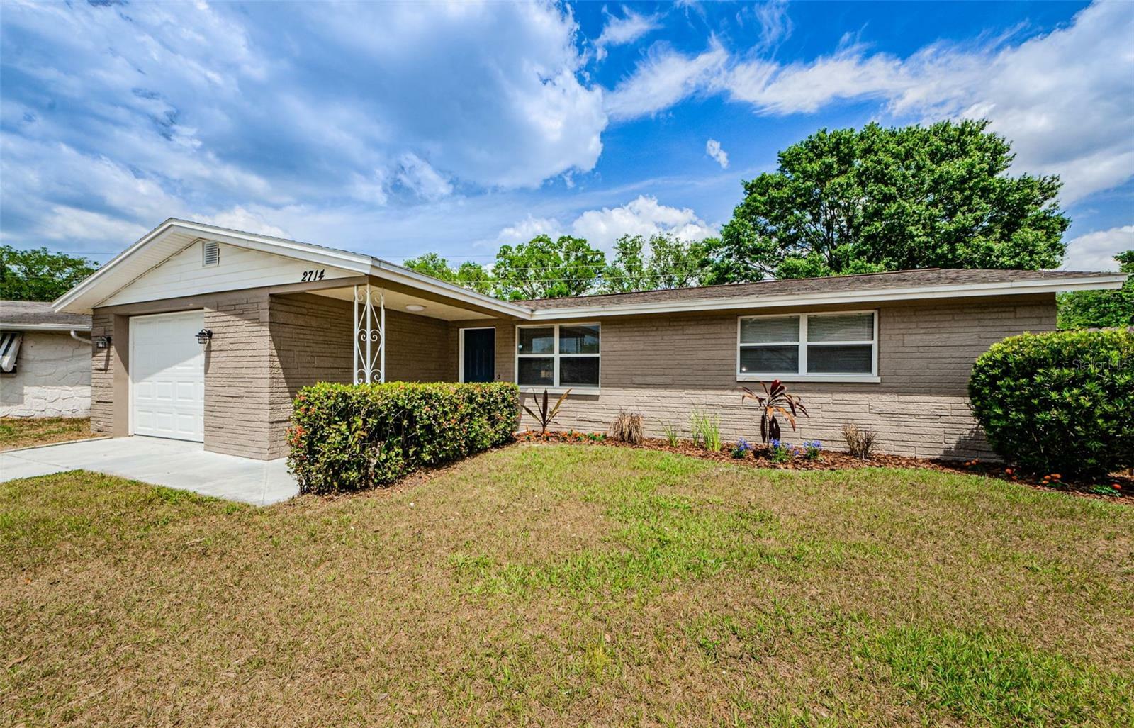 Property Photo:  2714 Lotela Place  FL 34691 