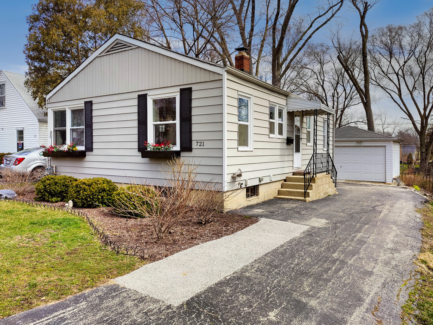 Property Photo: 721 S Norbury Avenue IL 60148