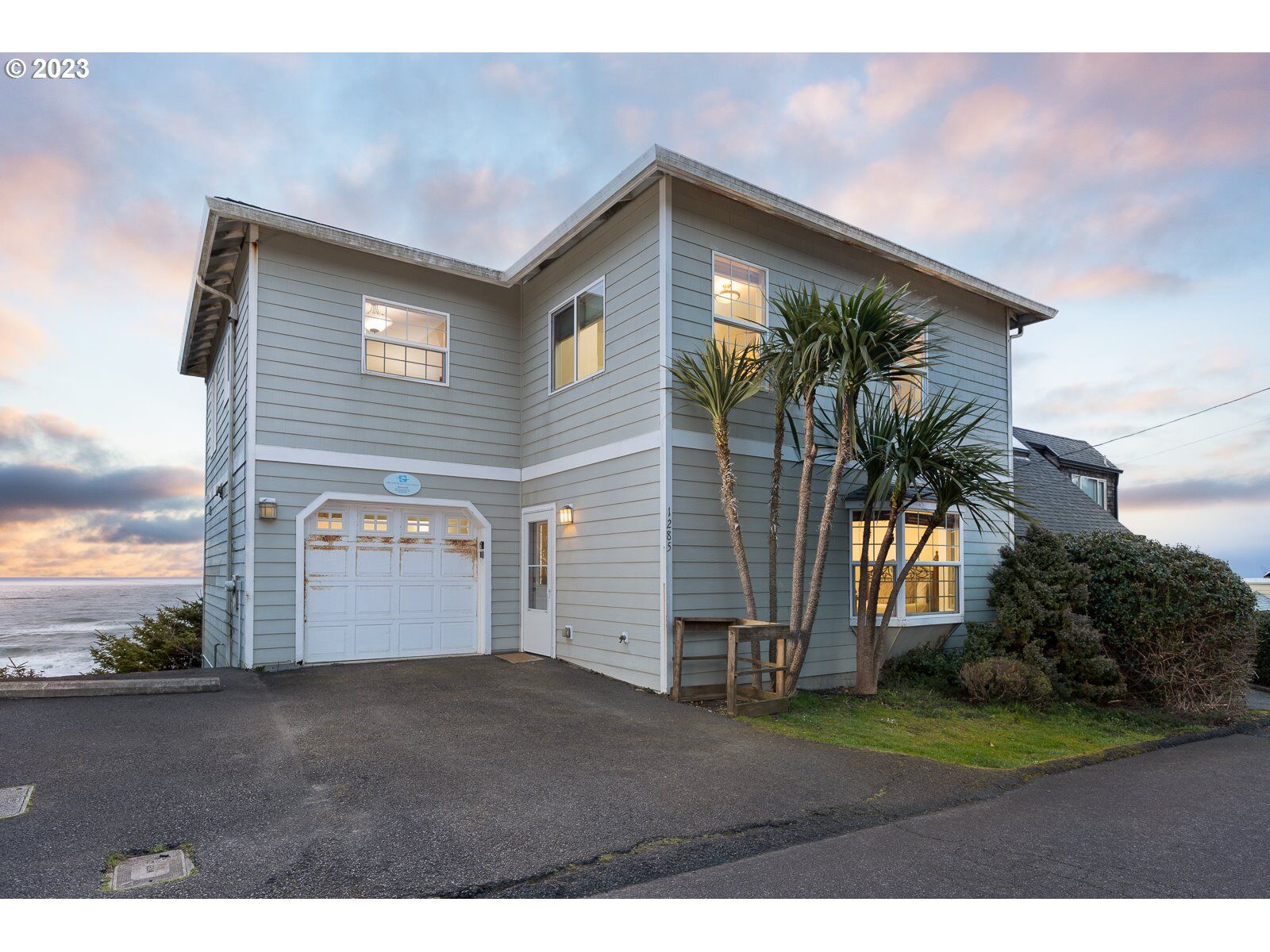 Property Photo: 1285 SW Dune Ave OR 97367
