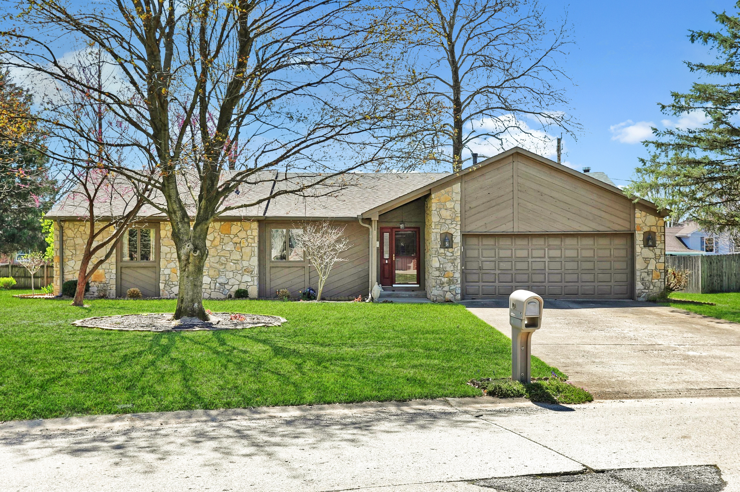 531 Queenswood Drive  Indianapolis IN 46217 photo