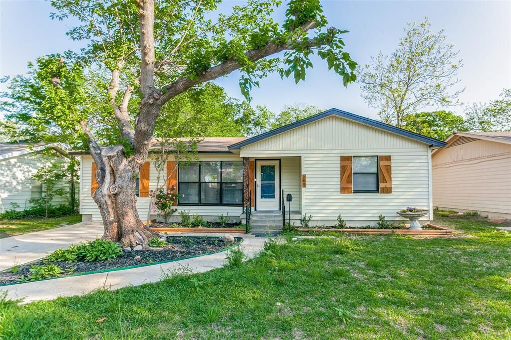 Property Photo: 209 E Ridgewood Drive TX 75041