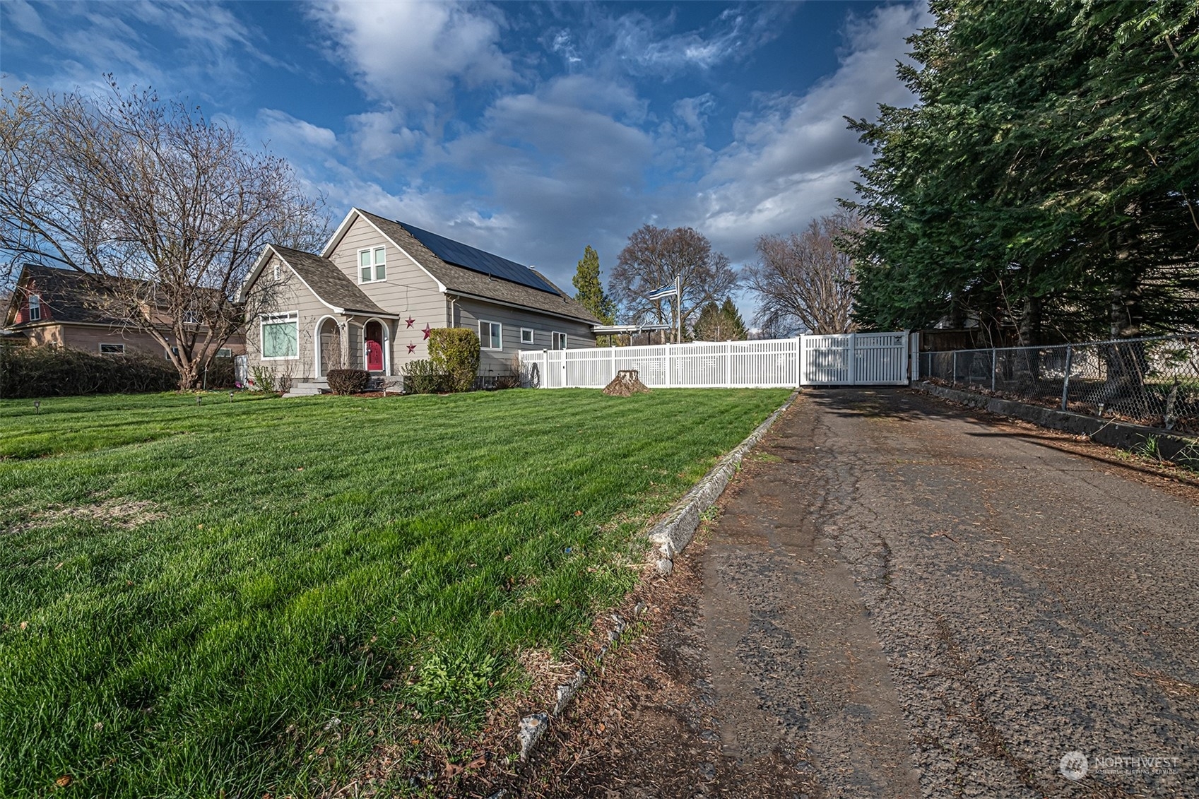 Property Photo:  815 Fern Avenue  WA 99362 