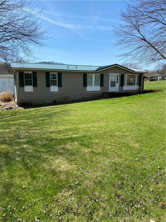 Property Photo:  756 Mallard Dr  PA 15613 