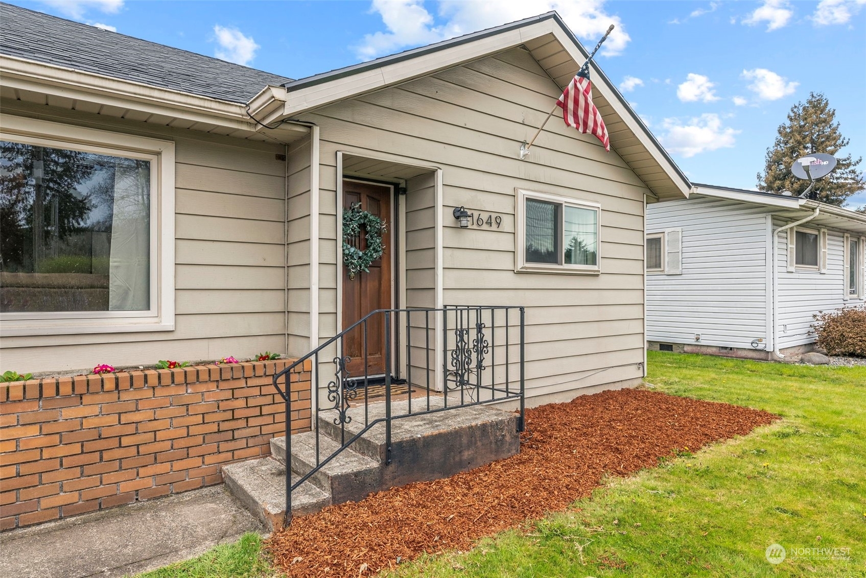 Property Photo:  1649 N 2nd Street  WA 98626 